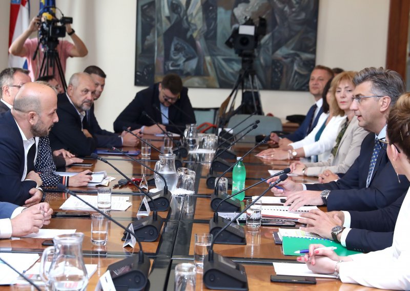 Plenković Marasa ponovno nazvao 'ucviljenim plačljivkom', vladajući napustili sjednicu zbog glasovanja