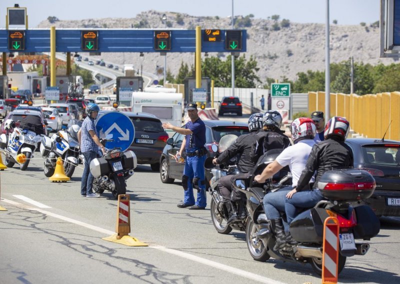 Bajkeri opet prosvjedovali na Krčkom mostu, policija ih odvojila u posebnu traku