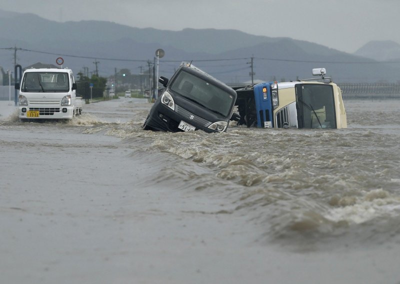 Tajfun Danas gazi sve pred sobom, više desetaka tisuća ljudi evakuirano