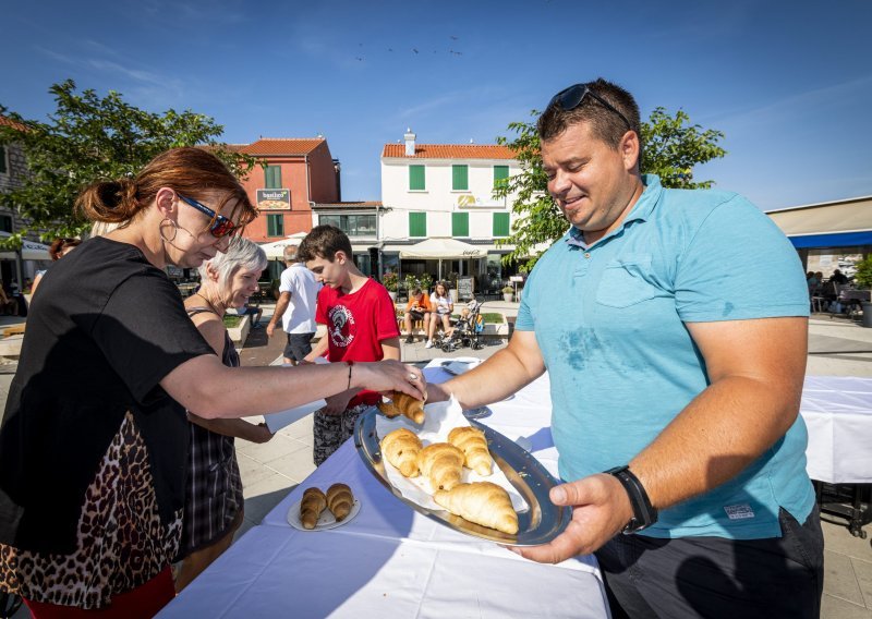 U znak prosvjeda protiv trgovačkih lanaca koji deru otočane, načelnik Murtera organizirao 'kroasan party'