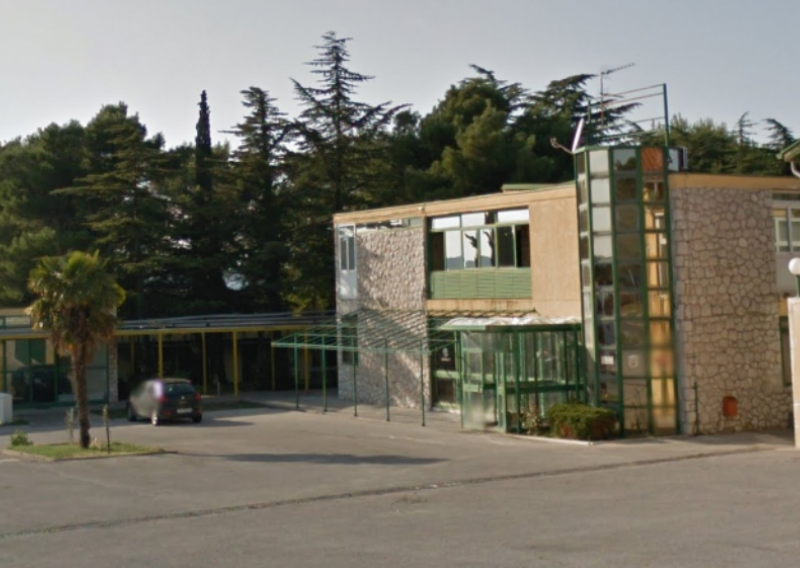 Srušen Vitićev motel Biograd, na njegovom mjestu niče parking novog šoping centra