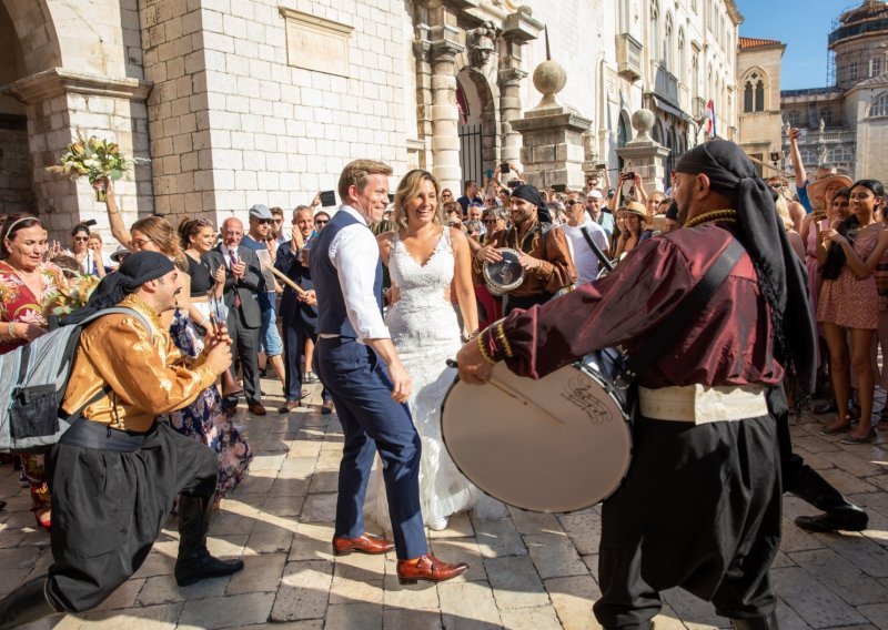 Veseli svatovi zaplesali na Stradunu i oduševili turiste
