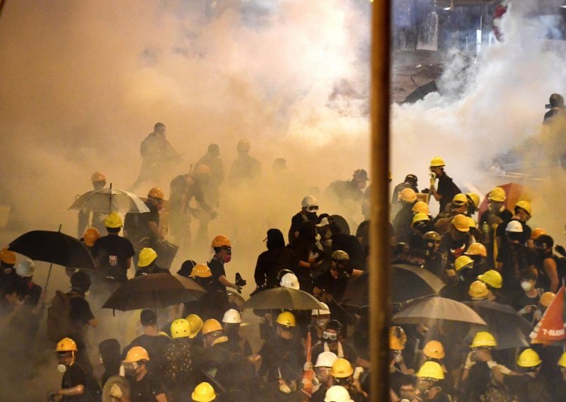 Ponovno bjesne sukobi na ulicama Hong Konga, policija odgovorila palicama i gumenim mecima