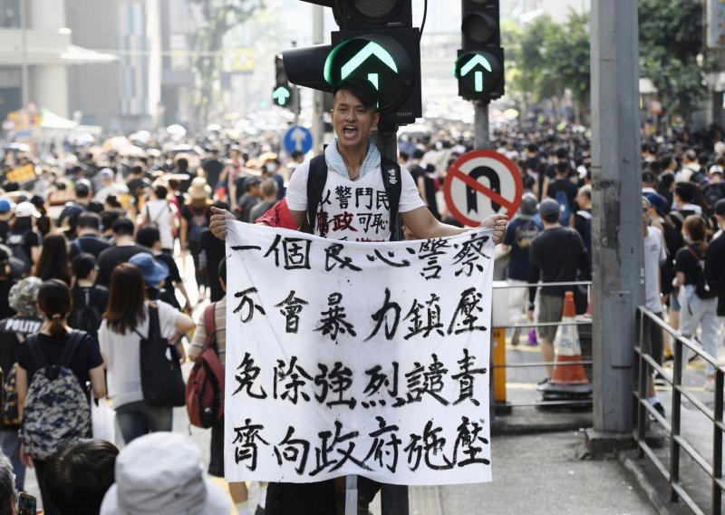 Patten: Kineska intervencija u Hong Kongu bila bi 'katastrofa'