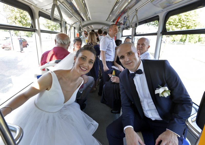 Mladi par odlučio se za nesvakidašnje vjenčanje: Sudbonosno 'da' izgovorili u ZET-ovom tramvaju