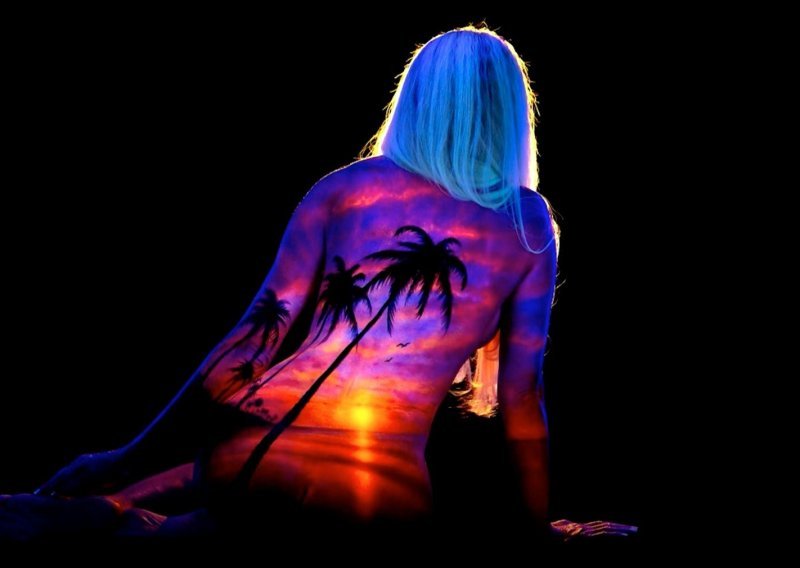 Američki umjetnik ultraljubičastim bojama slika na tijelima