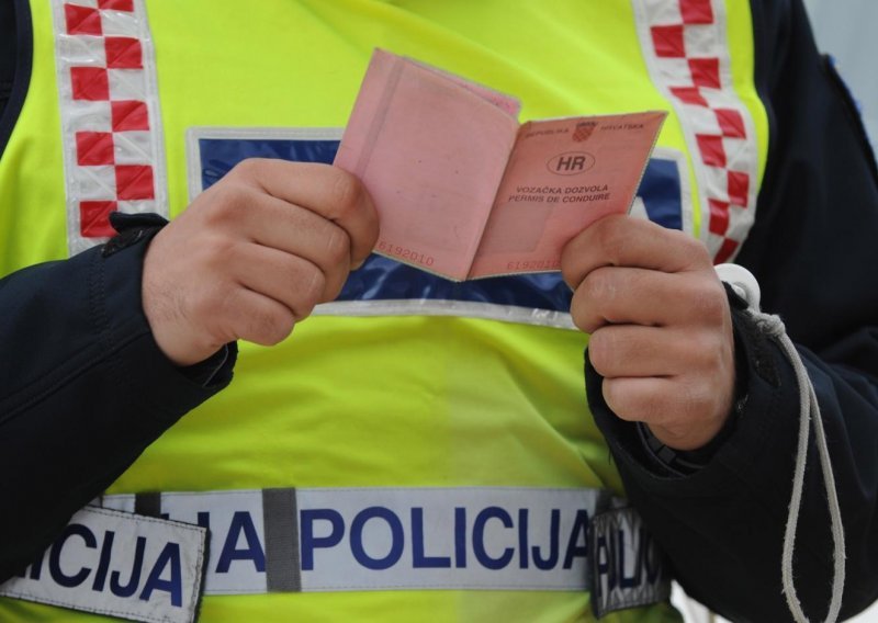 Završio direkt u zatvoru! Vozio pod zabranom, odbio alkotest i vrijeđao prometnu policiju