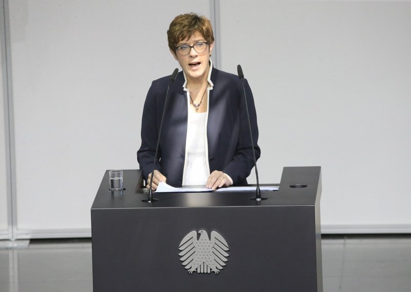 Prisegnula nova njemačka ministrica obrane Kramp-Karrenbauer