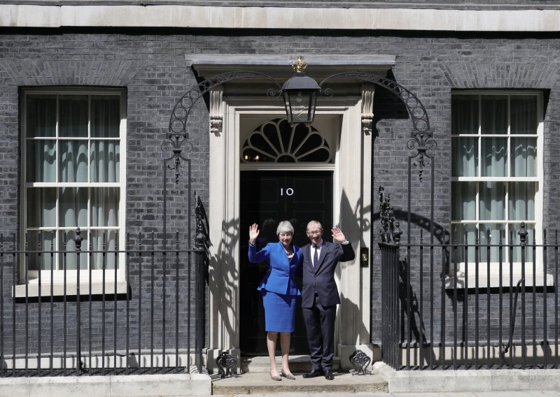 Theresa May u suzama i uz ovacije napustila parlament