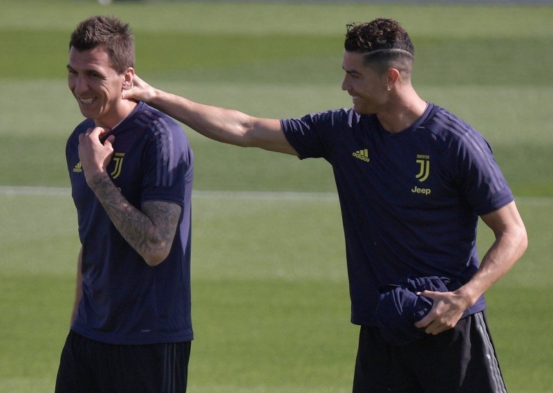 Odnos za poželjeti; Mario Mandžukić i Cristiano Ronaldo plakali su od smijeha na pozornici