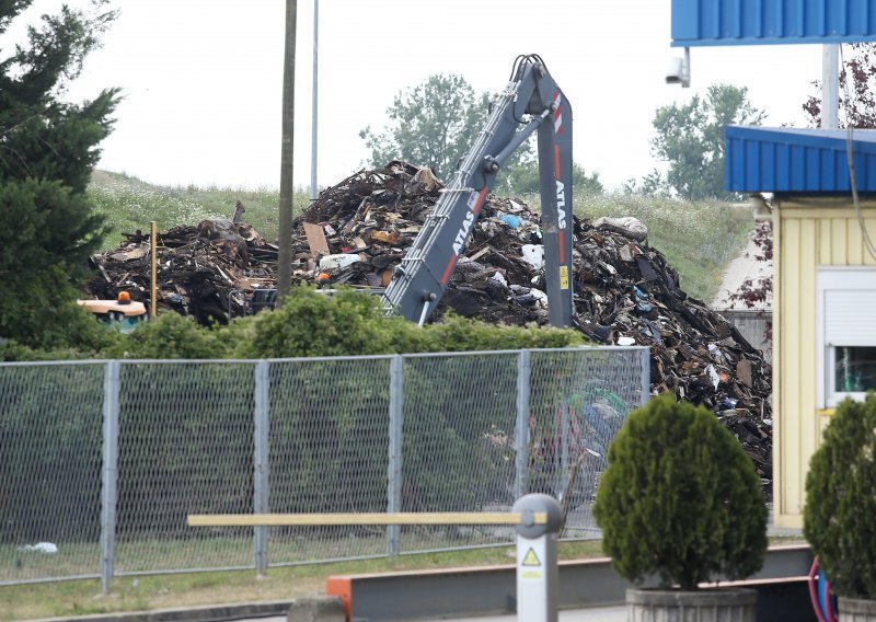 [FOTO/VIDEO] Pogledajte kako izgleda reciklažno dvorište Jakuševac nakon jučerašnjeg požara