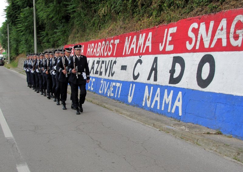 Lezite, viknuo je Čađo civilima u živom zidu i skočio opasan eksplozivom na JNA transporter