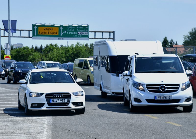 Promet pojačan, zbog požara zatvorene ceste Šibenik-Bilice-Tromilja i Zaraće-Milna