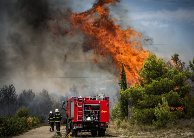 Vatrogasac proveo 20 sati gaseći požar kod Šibenika, dočekala ga kazna za - pogrešno parkiranje