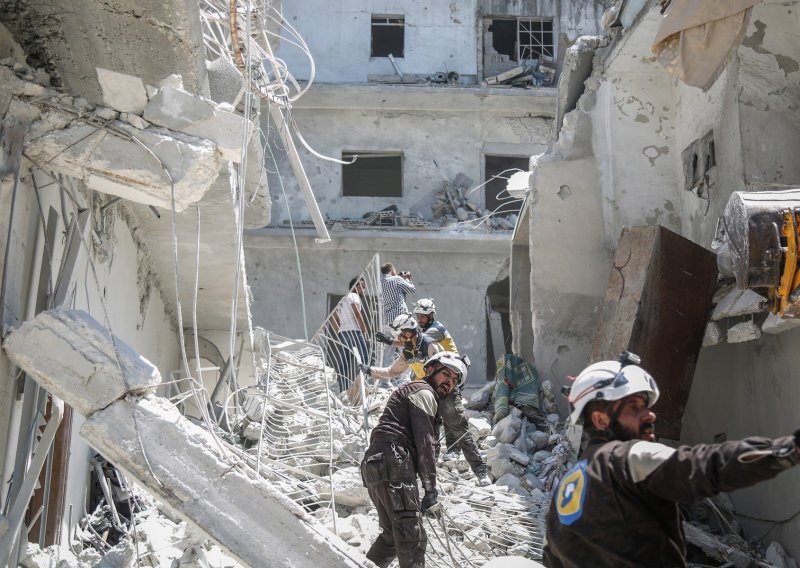 Petnaest civila ubijeno u sirijsko-ruskim zračnim napadima na pobunjeničku enklavu