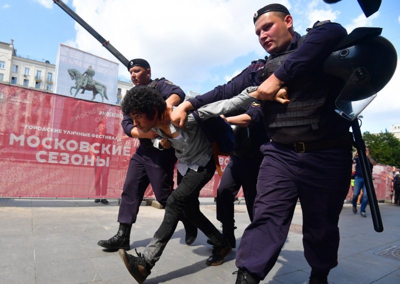 Više od tisuću osoba uhićeno na prosvjedima u Moskvi, gradonačelniku vikali 'Ti si sramota za Rusiju'