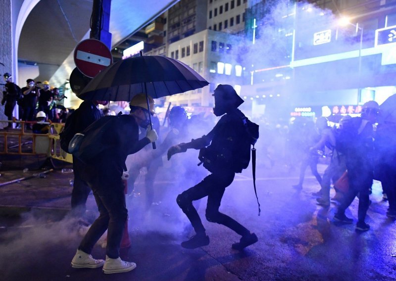 Kina kaže da su prosvjednici kao 'teroristi'; aerodrom u Hong Kongu ponovno radi