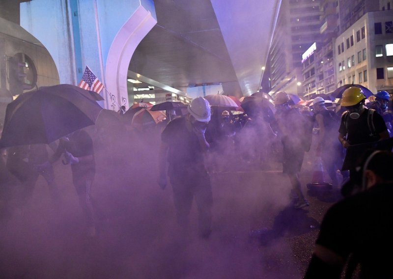 Policija u Hong Kongu ponovno ispalila suzavac u sukobu s tisućama prosvjednika