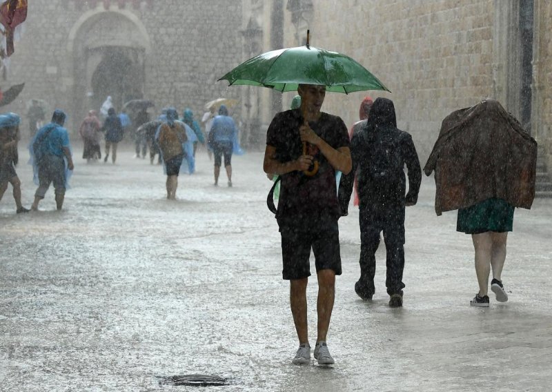 [VIDEO/FOTO] Pijavice na Krku i u Zagorju rušile stabla, potopljeni Dubrovnik, Split i Zadar, kiša i jak vjetar u Zagrebu