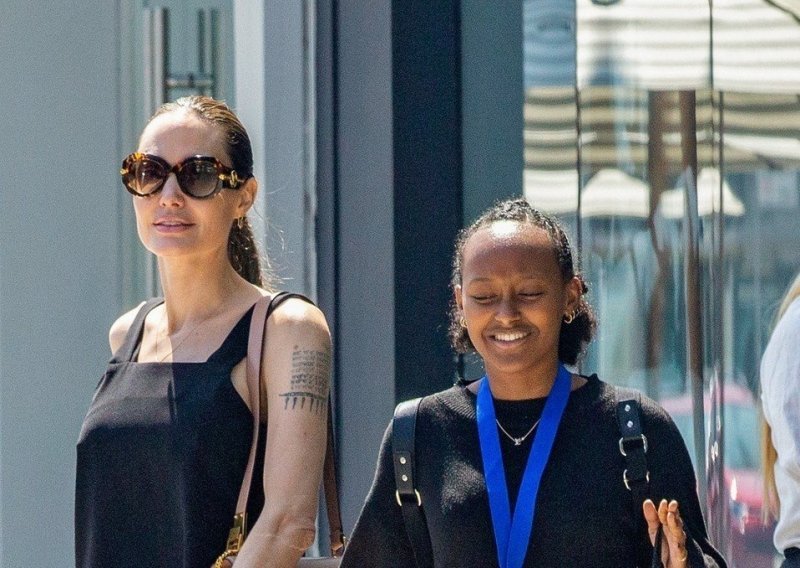 Angelina Jolie ni ljeti se ne odriče svoje omiljene boje
