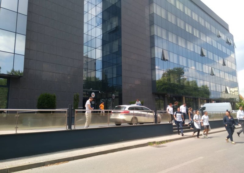 Nakon prijetnje bombom poslane u rubriku 'Osmrtnice' Jutarnjeg lista evakuirana zgrada izdavača