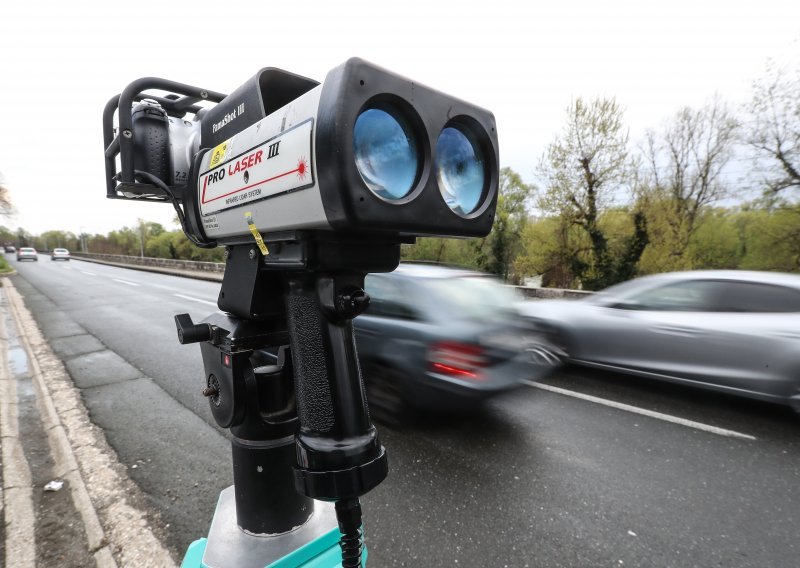 Talijan na istarskom ipsilonu potegnuo 192 km/h, naplaćeno mu je pet tisuća kuna i izrečena zabrana upravljanja automobilom