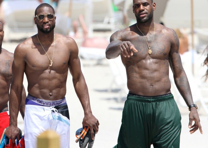 Mišićavi LeBron i Dwyane izazvali stampedo na plaži!