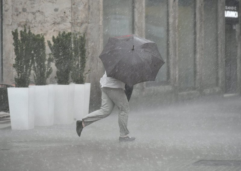 [FOTO] Stanovnike Zagreba iznenadila jaka kiša, pogledajte kako su se spašavali