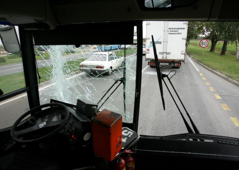 Zbog sudara tri kamiona u prekidu promet brzom cestom kroz Karlovac