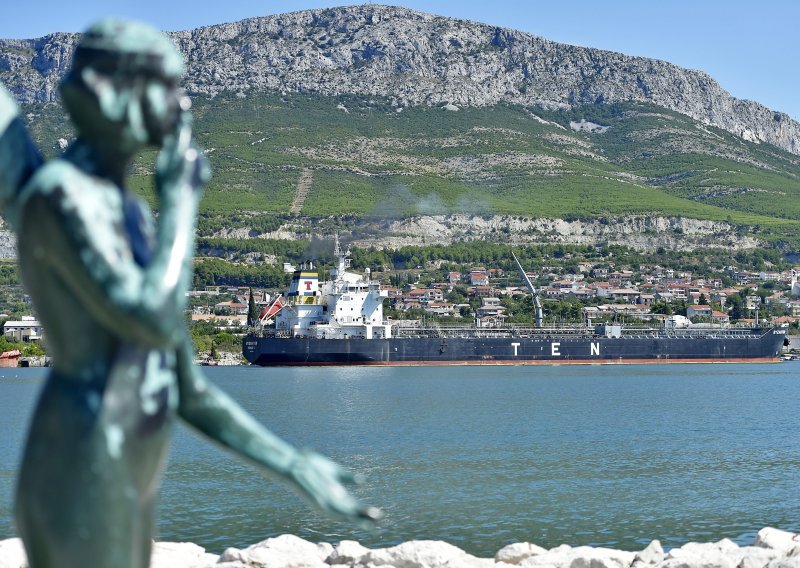 Nafta iz tankera iscurila u more kod Vranjica