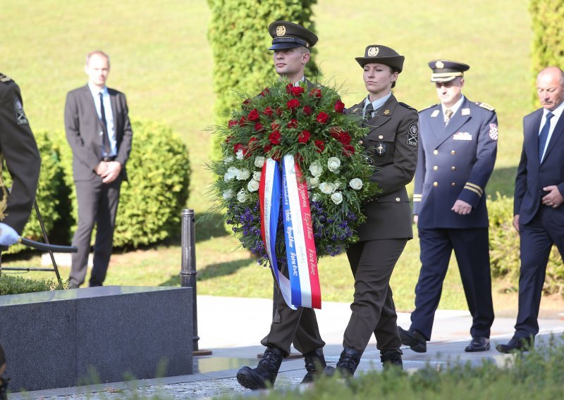 Za poginule u Domovinskom ratu položeni vijenci na Mirogoju