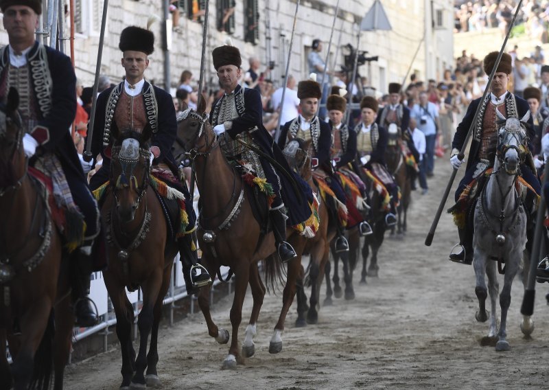 Počela Sinjska alka, došao kompletan državni vrh, predsjednički kandidati, ali ne i Milanović