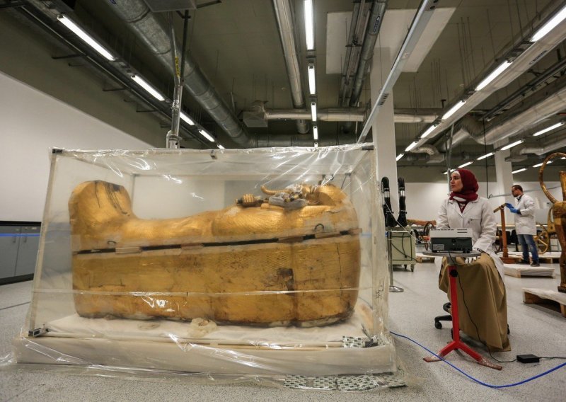 Izložen Tutankamonov sarkofag koji se restaurira
