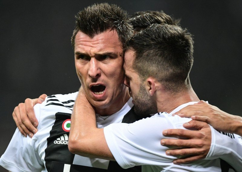 Pjanić kratkom objavom otkrio kako se Mandžukić nosi s pričama o odlasku iz Juventusa