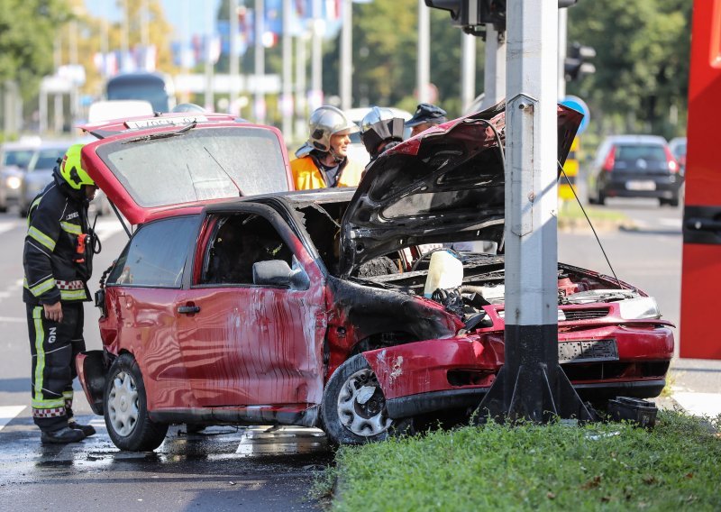 [VIDEO/FOTO] U teškoj prometnoj nesreći u Dugavama zapalio se automobil