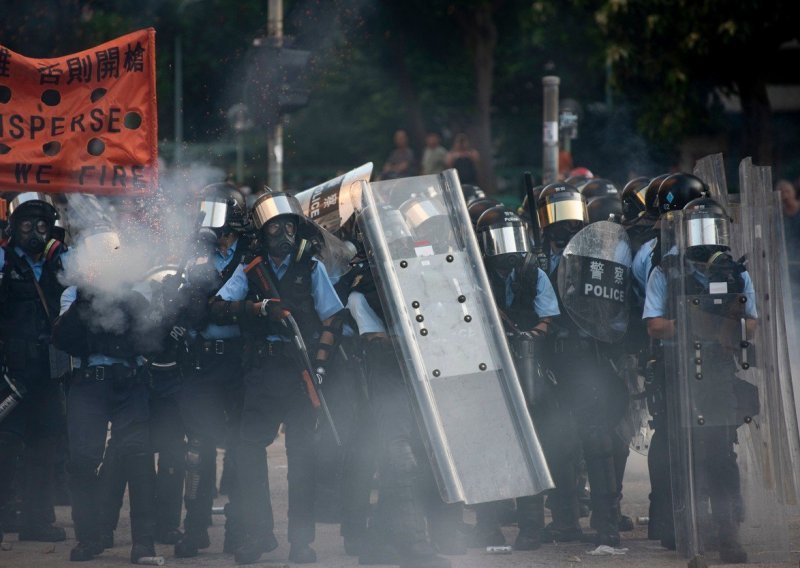 Policija Hong Konga ima novo rješenje za maskirane prosvjednike 'koji se igraju vatrom'