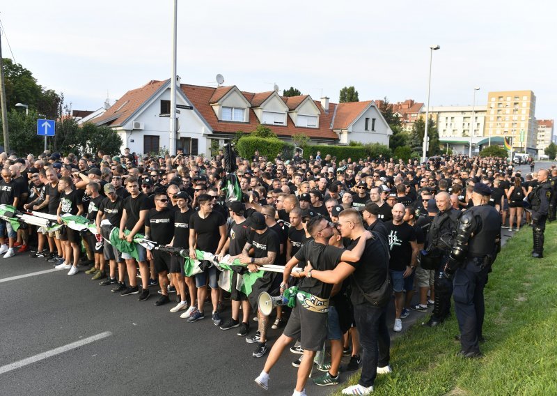 Zloglasna navijačka skupina u Zagrebu; pogledajte hordu Mađara kako prolazi ulicama