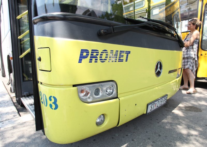 Vozač autobusa u Splitu zatražio kartu, pa zaradio slomljenu arkadu