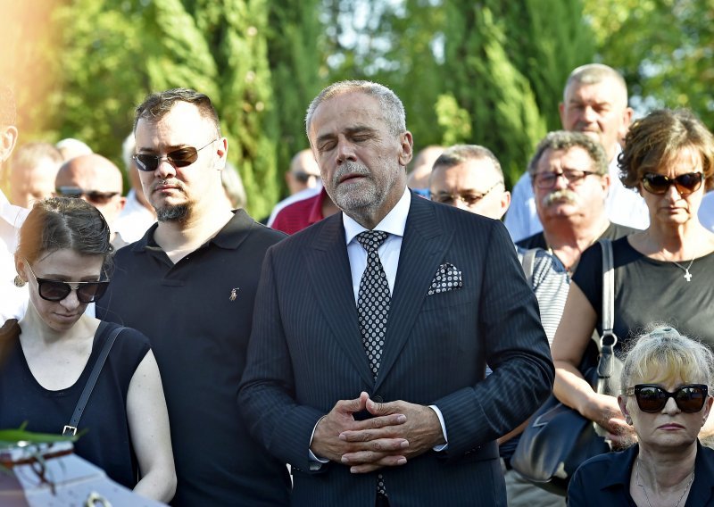 U Hercegovini pokopana majka Milana Bandića, na sprovod došao niz ljudi iz društveno-političkog života