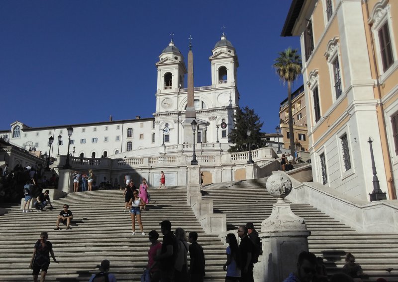 Sjednete li na Španjolske stube u Rimu dobit ćete drakonsku kaznu