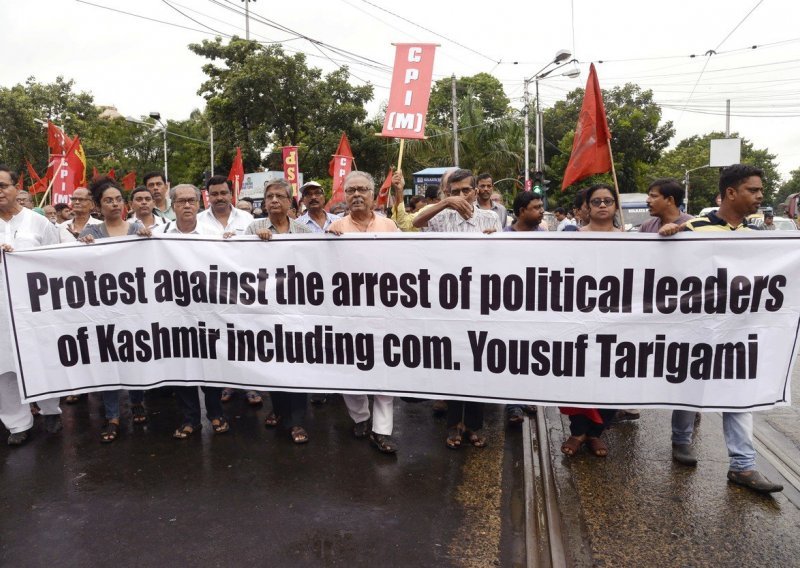 Pritvoreno najmanje 300 političara u Kašmiru