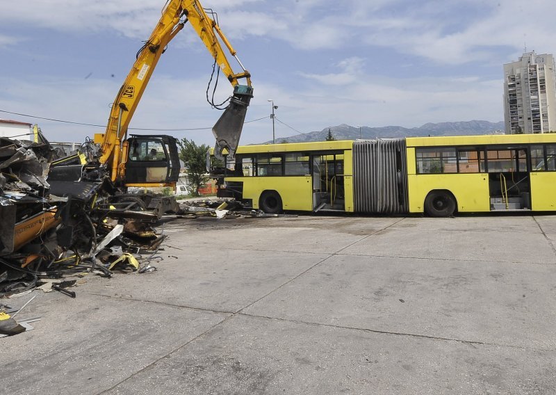 Pogledajte kako Splićani uništavaju stare autobuse; 34 moraju 'sravniti sa zemljom'