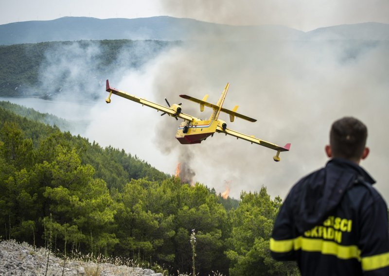 Ponovo se razbuktao požar kod Šibenika koji je jučer stavljen pod kontrolu