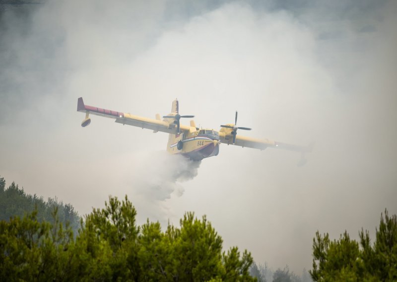 Požar kod Skradina pod nadzorom