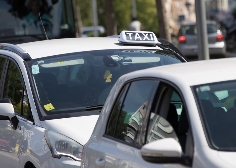 Sukobi taksista u Puli; muškarac trojici prijetio smrću, a drugi u sačekuši taksistu razbio automobil