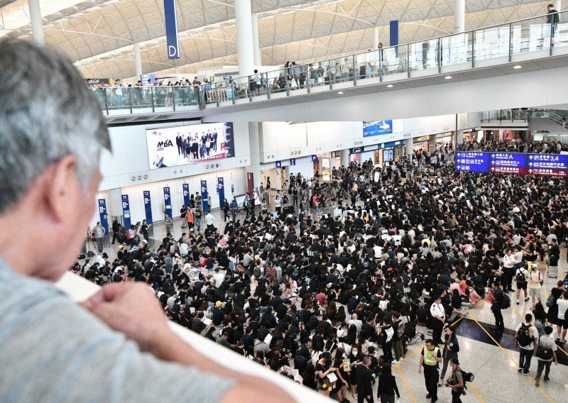 Prosvjed u zračnoj luci u Hong Kongu