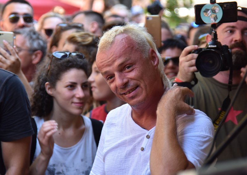 [FOTO/VIDEO] Dubioza kolektiv u Puli prodavala zrak iz centra piramide u Visokom, a onda je uslijedio kaos