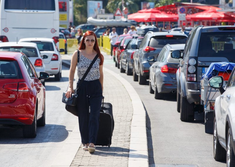 Split prometno paraliziran: Na svim prilazima trajektnoj luci kilometarske kolone