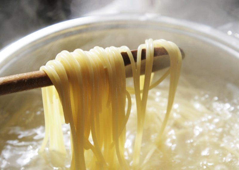 Zašto morate posoliti tjesteninu prije kuhanja?