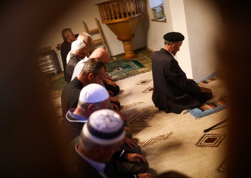 [VIDEO/FOTO] Pogledajte kako muslimani obilježavaju Kurban-bajram u Hrvatskoj, a kako u BiH
